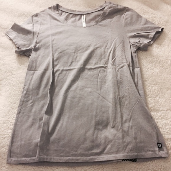 Fabletics Hypnos Tee with back mesh in Medium - Picture 2 of 3